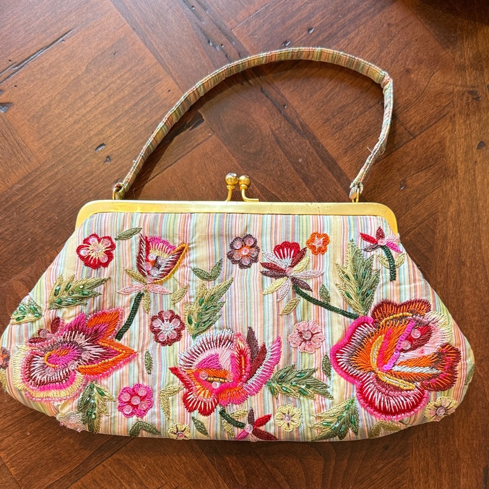 Santi embroidered bag 🌸